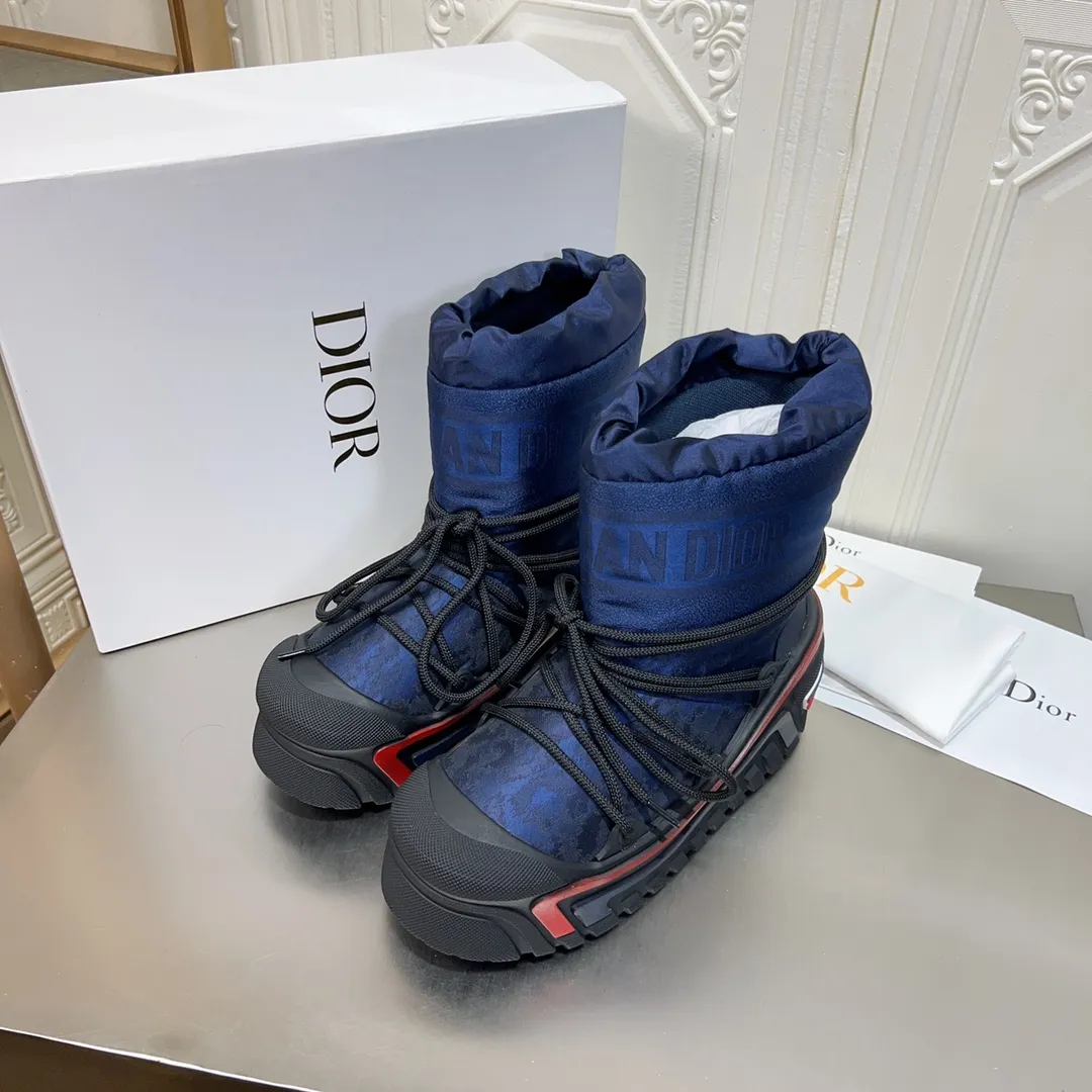 Men's shoes p600! The highest version on the market, Dior Dior's king style snow boots, ski boots, fat and cute, so cute →_→ from the DiorAlps limited series, unique. Shiny nylon Oblique print upper with criss-cross straps for an ideal fit. The technical fabric of the boot shaft, short-cut version, can be worn in the city or in the mountains. It makes the calf slimmer and taller, warm and concave. The boot shaft and sole are made of original waterproof padded lining. The embroidered fabric is original star ⭐ rubber non-slip thick sole and multi-module combination outsole. The size is 35-40. 41Customized
